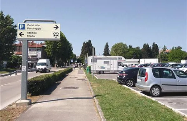 Parkiranje na parkirišču, ki ga v Izoli   priporočajo obiskovalcem, od srede ne bo več brezplačno. 