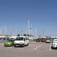 Od večjih izolskih parkirišč ostaja brezplačno le še to,    nasproti pokopališča. Parkirišče na drugi strani Izole, v Simonovem zalivu, je namreč med aprilom in septembrom plačljivo.  