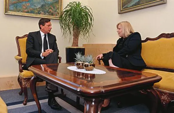 Premier Borut Pahor in njegova slovaška kolegica Iveta Radičova sta danes dala vedeti, da Slovenija in Slovaška za zdaj ne razmišljata o zaprtju nukleark.
