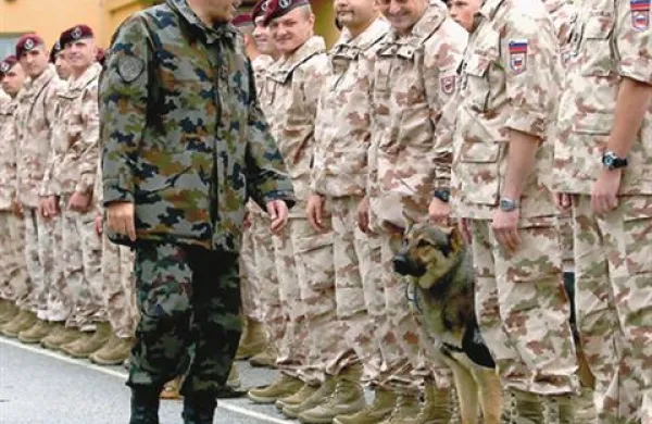 V današnjem napadu na vojaško bazo Jani mednarodnih sil Isaf v Heratu na zahodu Afganistana, je bila  lažje ranjena civilna funkcionalna strokovnjakinja,  pripadnica slovenskega kontingenta v Afganistanu.