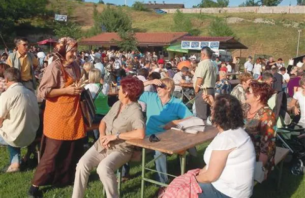  Domačinka je na “špargljeri” pokazala, kako šparglje  izrujemo iz zemlje,  nato  jih je  razdelila med obiskovalce