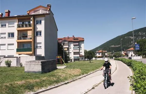 SGP ponuja zemljišče ob bloku na Ulici XXX. divizije, da bi tam gradili neprofitna stanovanja, občina pa ga zavrača, saj da so zemljišča njena 