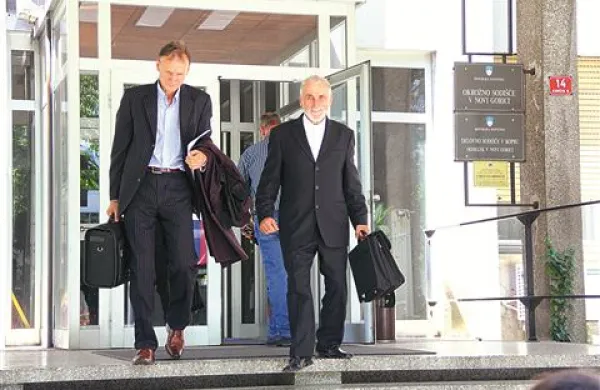 Ajdovski župan Marjan Poljšak (na sliki desno) je z odvetnikom Brunom Krivcem včeraj nasmejan zapuščal novogoriško sodišče