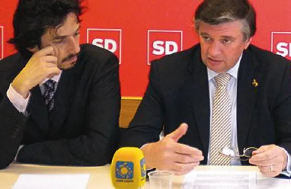 Resolucijo, s katero bi državni zbor pojasnil razloge, zakaj ni ustanovil občine Ankaran, sta vložila poslanca SD Luka Juri in Marijan Križman. Juri se je pri glasovanju o resoluciji vzdržal.