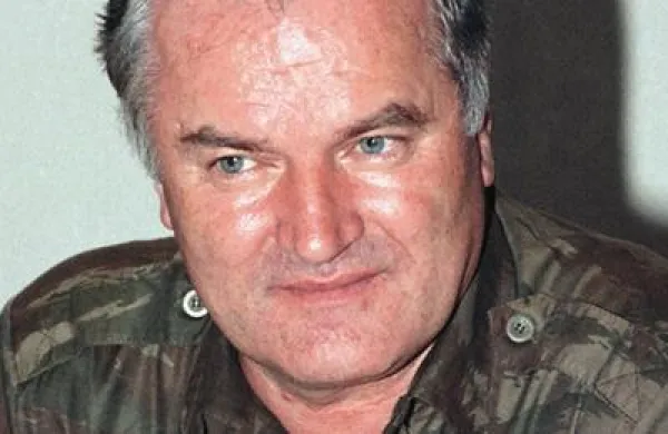 Ratko Mladić je že na Nizozemskem, kjer ga bodo prepeljali pred haško sodišče za vojne zločine v nekdanji Jugoslaviji.