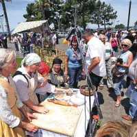V tradicionalna oblačila odete žene iz zaledja hitro pritegnejo pozornost  