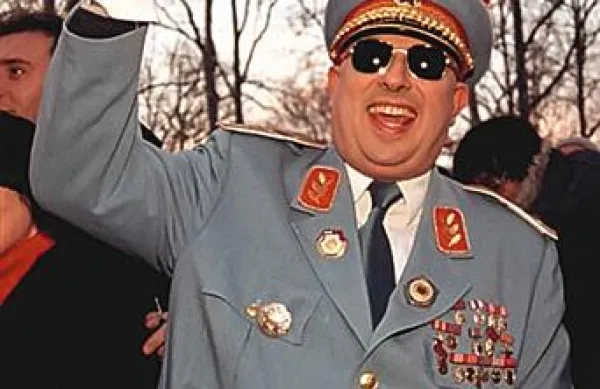 Podmladek NSi je napovedal tožbo zoper znanega imitatorja Tita Iva Godniča.