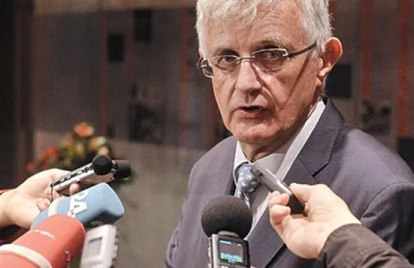 Poslanci SDS in SNS so danes znova vložili predlog za razrešitev predsednika državnega zbora Pavla Gantarja.