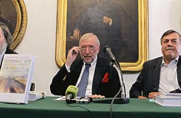 Predsednik Slovenske matice Milček Komelj, avtor knjige Dimitrij Rupel in glavni urednik Slovenske matice Drago Jančar na današnji predstavitvi v Ljubljani.