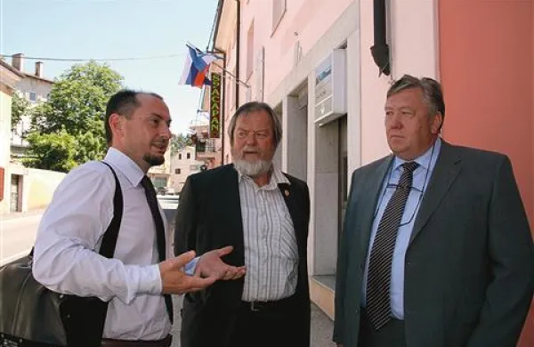 Gašpar Gašpar Mišič (na sliki levo) je v pogovoru s Stojanom Jakinom in Bertom Menardom   ocenil izjavo novogoriškega župana o možnosti sodelovanja z Gorico kot nepremišljeno: “Projekt CERO kandidira za pridobitev kohezijskih sredstev, zato ne more niti pomisliti, da bi se tržno obnašal in čakal na italijanske smeti.”