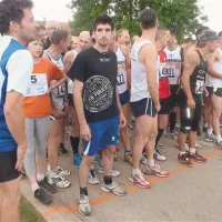 Vreme je bilo tokrat prijazno. Tekači so zbrani na startni črti.