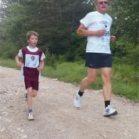 Matej Miklavčič (9) na progi, družbo mu dela Postojnčan Vlado Grbec