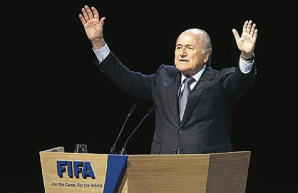 Švicar Joseph Sepp Blatter je ostal predsednik Mednarodne nogometne zveze (Fifa).
