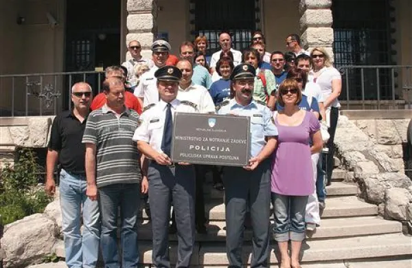 Za spomin se je s sneto tablo policijske uprave včeraj fotografiralo 26 uslužbencev.