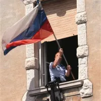 Preden so sneli tablo uprave, je policist snel še zastavo.