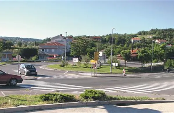 Država očitno priznava, da je križišče v Šmarjah nevaren odsek, sicer ne bi nekaj sto metrov pred njim namestili ta prometni znak. 