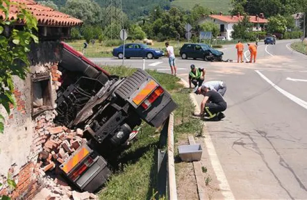 Po nesreči je tovornjak obrnilo in zaneslo s ceste, čez ograjo in v stavbo pod cesto.