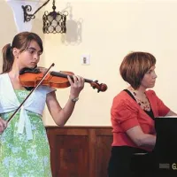 Violiniska Hana Bizjak iz tolminske glasbene šole in pianistka Erika Bizjak