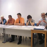 Predstavniki list in svetniških skupin (z leve) Dušan Grbec (SDS), Sonja Koren Čeligoj (Desus), Zdravko Kirn, Rok Jenko (MF Šajeta), Jerica Strle (Zares), Anton Šenkinc (lista neodvisnih občanov KS) in Primož Rojc (lista Skupaj naprej)