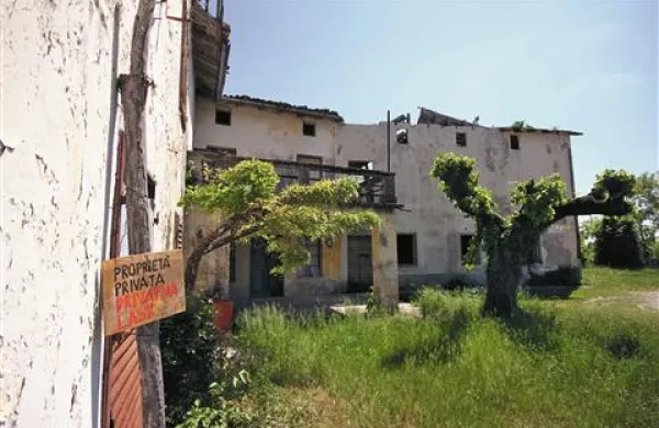 Župan  predlaga, da bi občina rezervirala denar za odkup dela propadajoče Gradnikove domačije in jo nato uredila. 