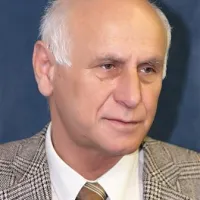 Franc Mužič:  “Če nam  omenjeni dedič odstopi svojih 40 odstotkov, del pa bi odkupili, bi postali lastniki večine in bi lahko imeli več besede pri obnovi Gradnikove domačije. Tam bi lahko uredili tudi parkirna mesta, ki jih Medana nujno potrebuje.” 