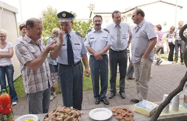 Kruh sta prva pomočila v sol in olje Franko Uršič (levo) in Božidar Štemberger