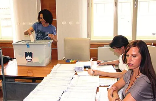 V nedeljo bo volilec lahko prišel na volišče in glasoval le enkrat