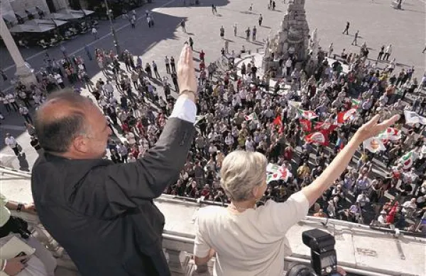 Levica slavi tudi v Trstu: nov tržaški župan Roberto Cosolini in predsednica tržaške pokrajine Maria Teresa Bassa Poropat pozdravljata svoje privržence z balkona tržaške občinske palače.