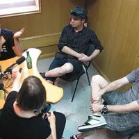 Za pogovor z (z leve) Janijem HAcetom, Tomijem Megličem in Tomažem O. Rousom nam je enega svojih studiev odstopil Radio Koper.