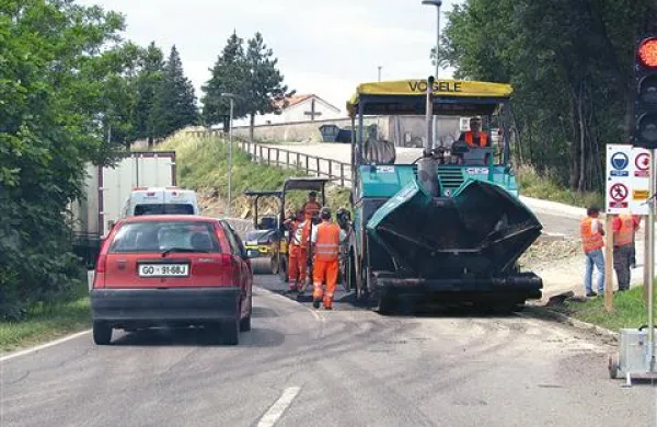 Na glavni cesti po Brdih si gradbišča v zadnjih letih  sledijo drugo drugemu - ta čas asfaltirajo cesto pri Šmartnem 