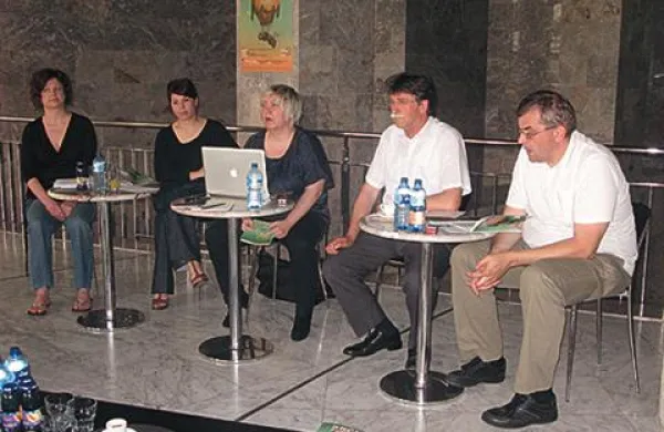 Na novinarski konferenci so bili prisotni dramaturginji Martina Mrhar in Ana Kržišnik, umetniška vodja Ira Ratej, direktor novogoriškega gledališča Jožko Čuk in vodja službe za stike z javnostjo Borut Bašin.