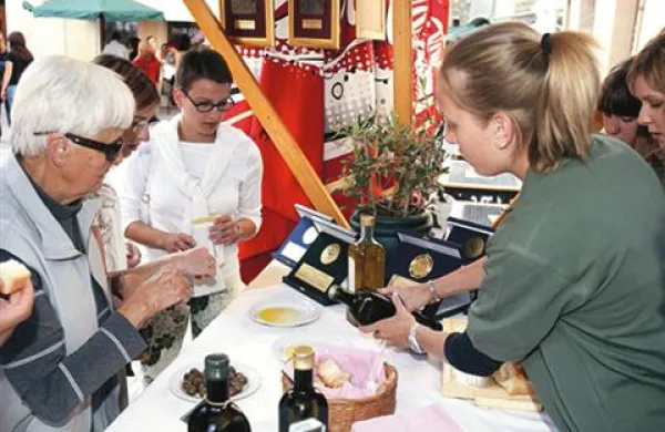 Drevi se začenja tradicionalni, že deveti Praznik oljk, vina in rib. 