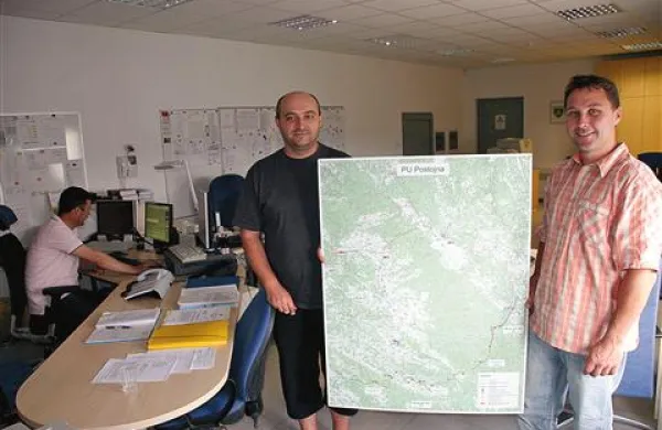 Postojnčani (na fotografiji levo Samir Šljivar, desno Mitja Križ) so s seboj prinesli tudi zemljevid nekdanje policijske uprave Postojna.