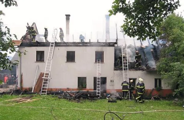 Ogenj je uničil hišo, v kateri sta živela mati in sin.