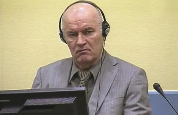 Ratko Mladić se danes pred sodniki Mednarodnega sodišča za vojne zločine na območju nekdanje Jugoslavije v Haagu ni želel izreči o krivdi. 