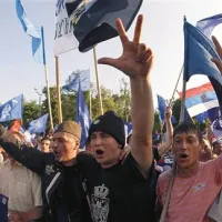 Privrženci Srbske radikalne stranke v Beogradu vzklikajo v podporo Ratku Mladiću.