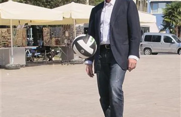 Franco Baresi žonglira sredi Portoroža.