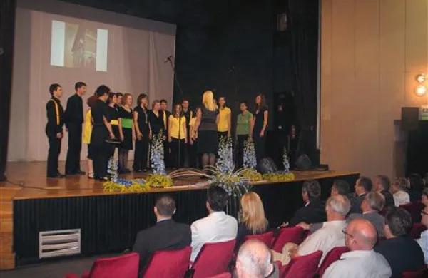 Zdravljico je zapel mešani pevski zbor Tabor Kalc 1869, v programu občinske prireditve pa so zaplesale balerine bistriške glasbene šole ter zaigrali njeni učenci in učitelji.