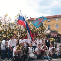 V središču Bistrice so mladi obudili nekdanji običaj vizite.