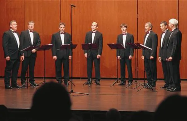 Oktet Vrtnica sestavljajo Edi Florenin, Robert Ličen, Dušan Sedmak, Kristjan Pregelj, Marko Trošt, Fedor Bernard, Radovan Ličen in Bogdan Brecelj. 