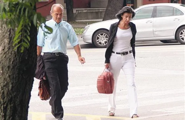Nekdanjo direktorico Peciva Silvestro Bizjak (na fotografiji desno) pred sodiščem zagovarja odvetnik Drago Đuragić (na fotografiji levo). 