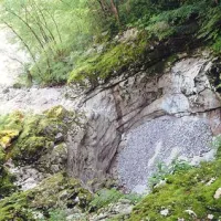 Kotel, ki ga je izdolbla deroča voda. Voda v kotanji rotira v smeri urinega kazalca in teče naprej proti Soči. Stene in kamni v kotlu so popolnoma gladki.