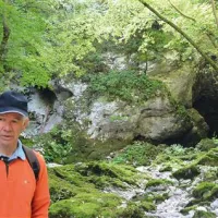 Jože Munih pred vhodom v Babjo jamo