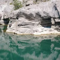 Skale ob Soči, kjer so pogani končali obred očiščevanja, spominjajo na Lunino površino, zato se kraj po domače imenuje “na lun”