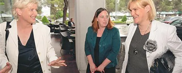 Urednica Sobote Alja Tasi (z leve) in odgovorna urednica Primorskih novic Vesna Humar sta sprejeli ministrico za gospodarstvo Darjo Radić. Ministrica je prišla dobro razpoložena in brez protokolarnega spremstva. Tudi sama je bila včasih podjetnica, zato ve, “kako je to, ko moraš plačila terjati prek sodišča”.
