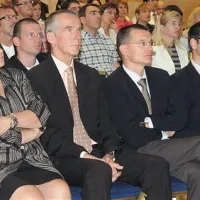 Konference se je udeležila tudi svetovalka koprskega župana Borisa Popoviča Jana Tolja. Ob njej so direktor Primorskih novic Leon Horvatič ter predstavnika Banke Koper, glavne pokroviteljice konference: Aleksander Milostnik, član uprave, odgovoren  za finančno področje, in vodja službe za korporativno komuniciranje  Igor Radovič.