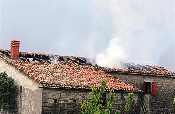 Zaradi strele zagorela streha, voda zalila voli&scaron;če
