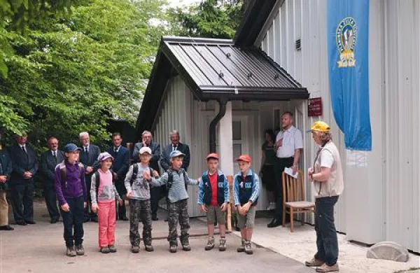 Petkovo odprtje koče Mladike sta pospremila nastopa šolarjev hruševske podružnice osnovne šole Miroslava Vilharja in okteta Bori