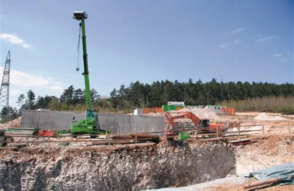 Družba Napredne tehnologije želi zgraditi bioplinarno v bližini nastajajoče čistilne naprave (na fotografiji), krajani in svetniki pa se s tem ne strinjajo, ker bi jim poslabšala življenje, prinesla pa malo nekakovostnih delovnih mest