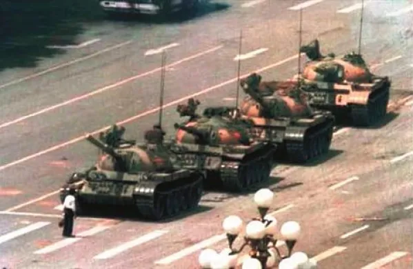 Posnetek, ki naj bi prikazoval pokol na Trgu nebeškega miru v Pekingu.